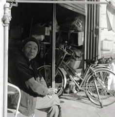 煙草片手に生粋の自転車職人