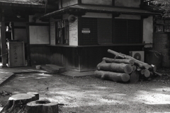 社務所前の丸太