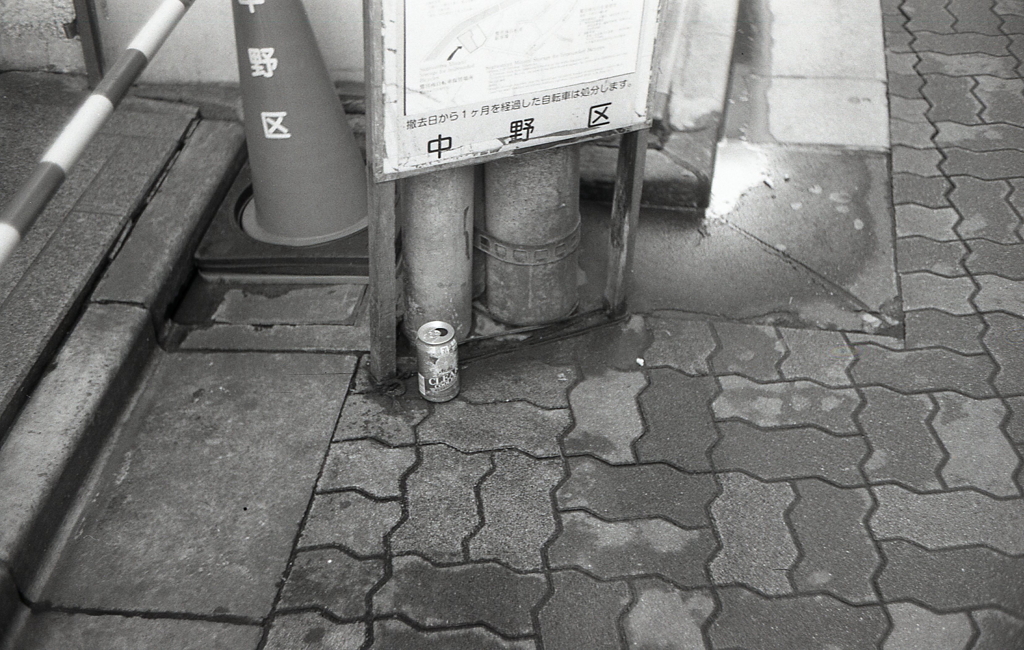 片隅の空缶　～東京モノクロ
