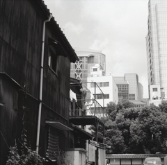 ビルの谷間の生活臭