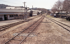 駅舎と別れる線路の風景