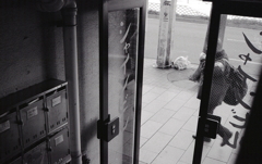 雑居ビルのとある部屋へ