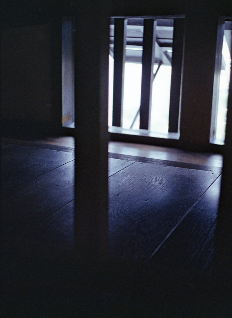 木床つづきの格子窓