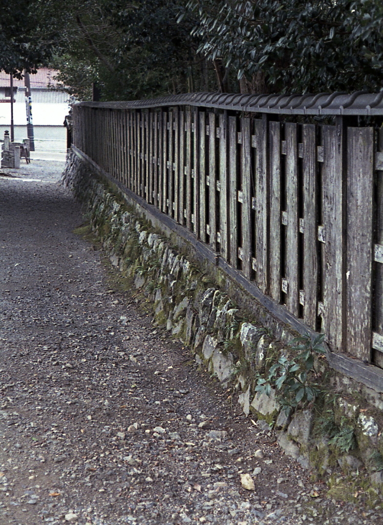 石垣に板塀の路地