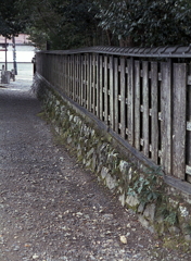 石垣に板塀の路地