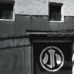 屋号のある土壁の蔵