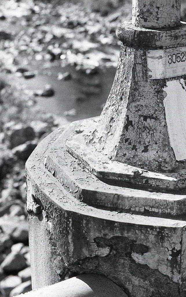 時を重ねた橋灯