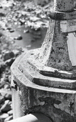 時を重ねた橋灯