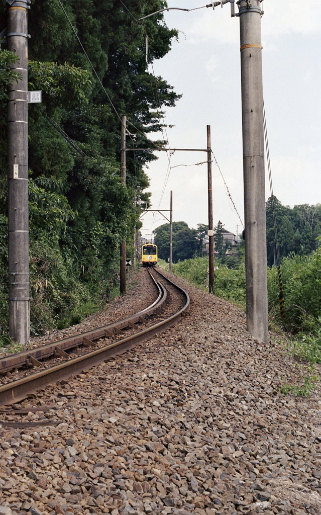 狭軌線路に電車が走る