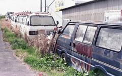 錆びついたワゴン車