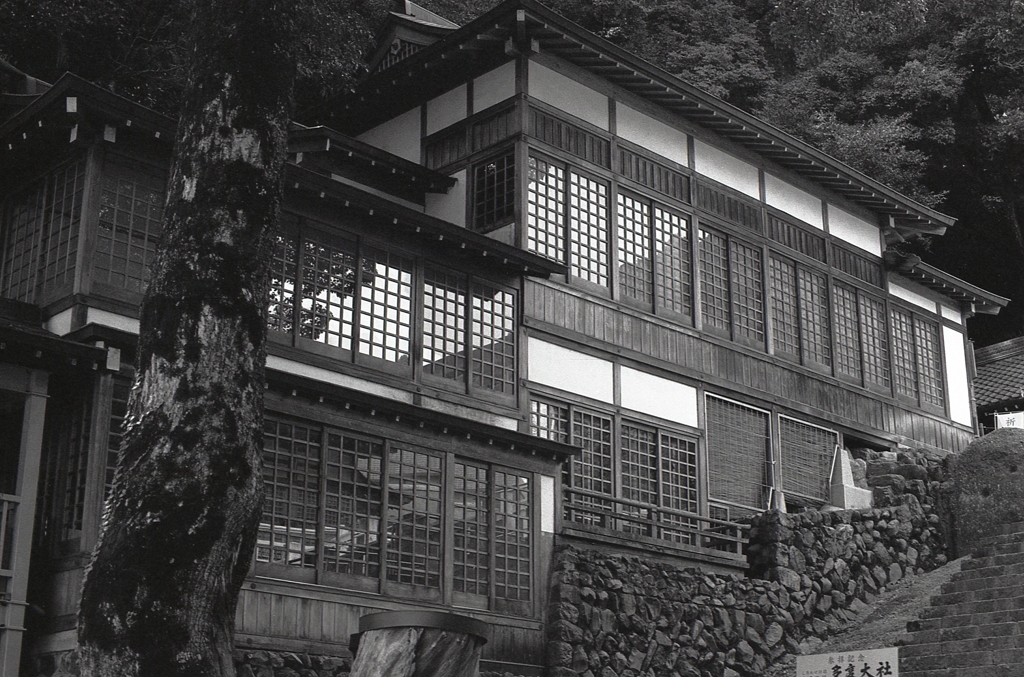 上げ馬神事の観覧席なのだろうか。