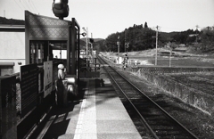 田畑の風景にたつ極楽駅
