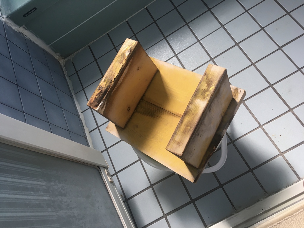 最後は重しに風呂の腰掛です。