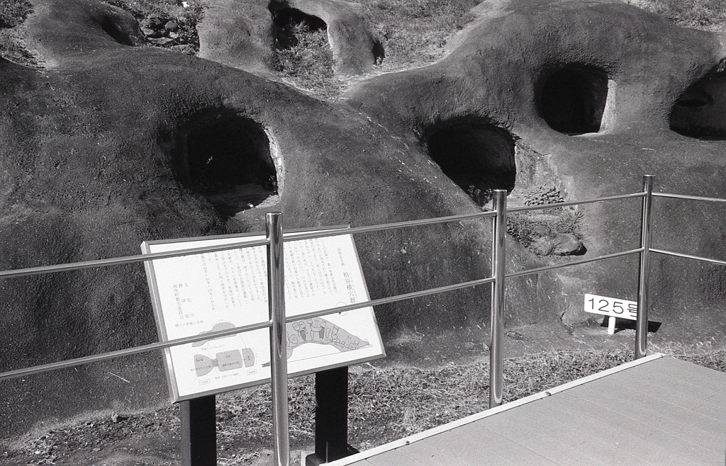 まるで巨人の鼻の穴のようだ。