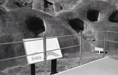 まるで巨人の鼻の穴のようだ。