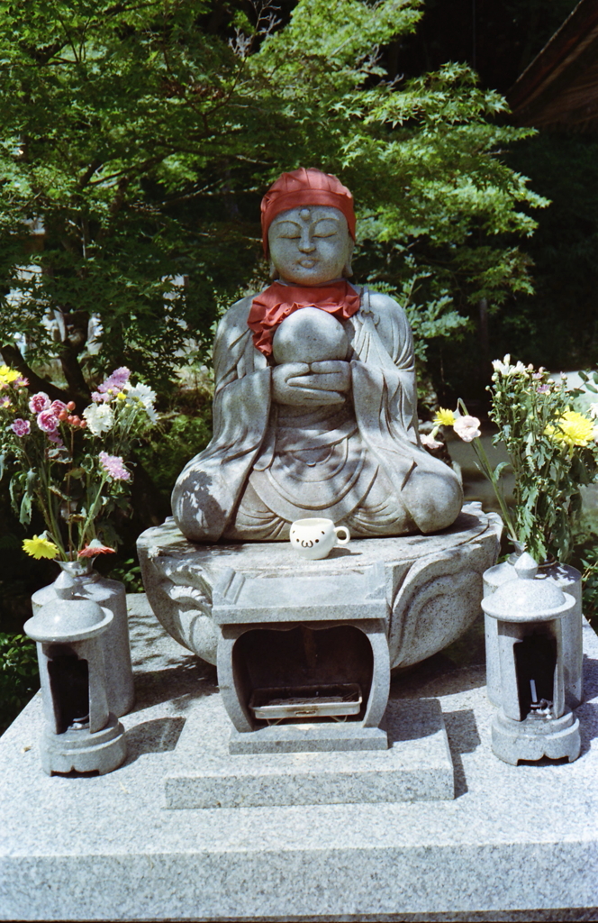 赤い前掛けの仏さま