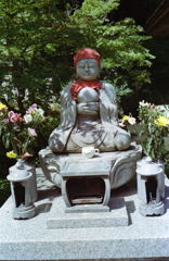 赤い前掛けの仏さま