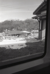 小さな駅舎の残雪　～電車待ちで停車です。