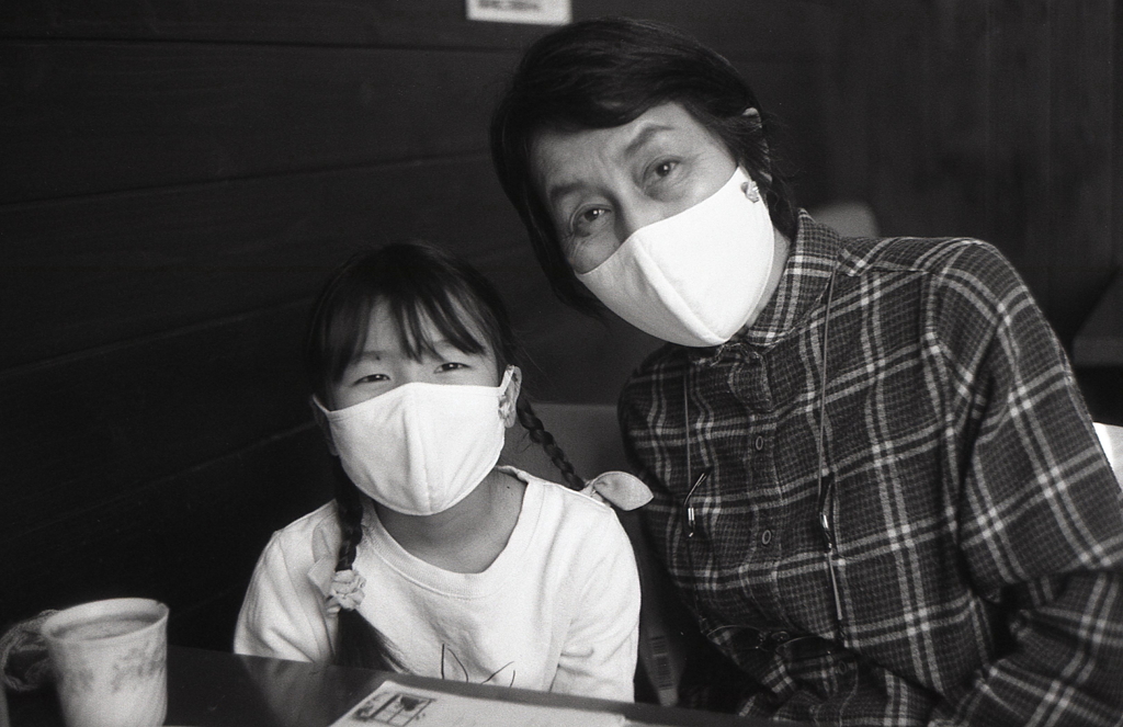 祖母と孫の記念写真（笑