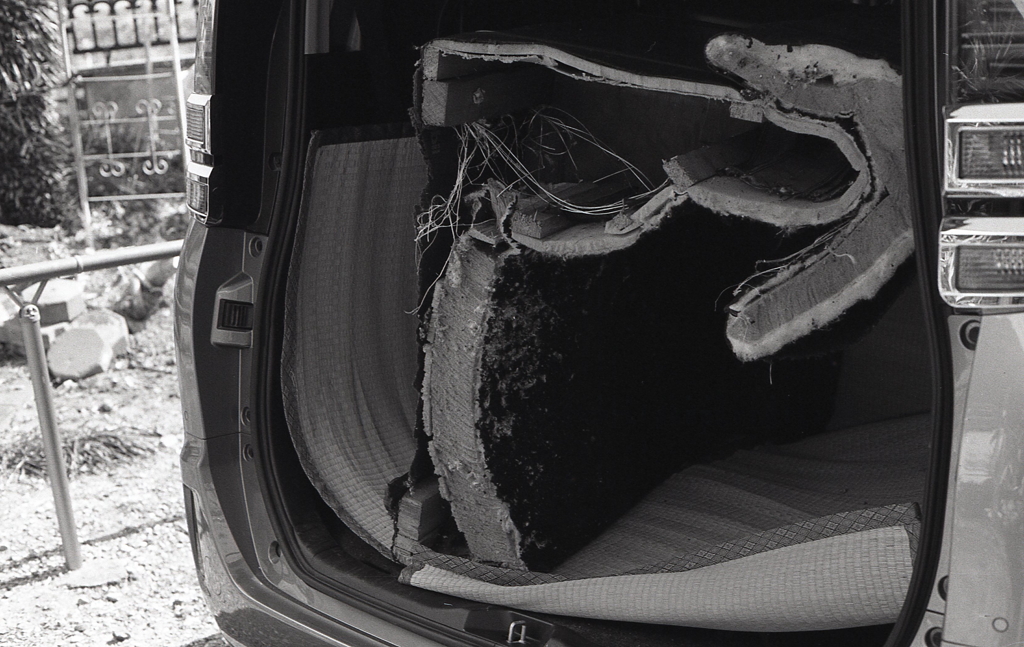 積み込まれたソファー