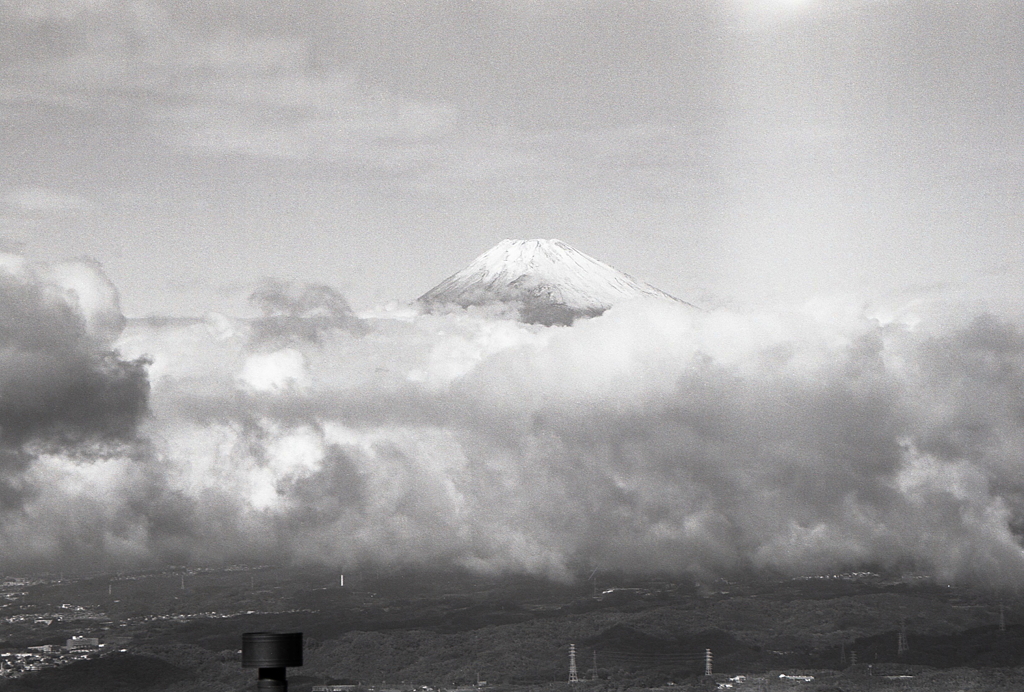 厚雲から顔を出す白富士