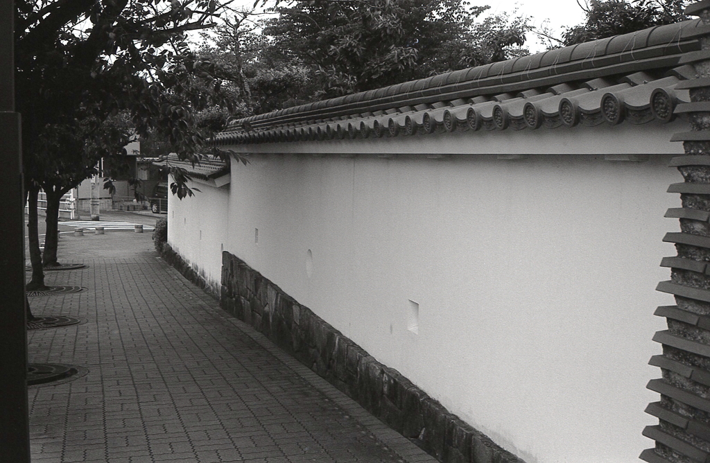 白壁の坂道