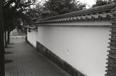 白壁の坂道