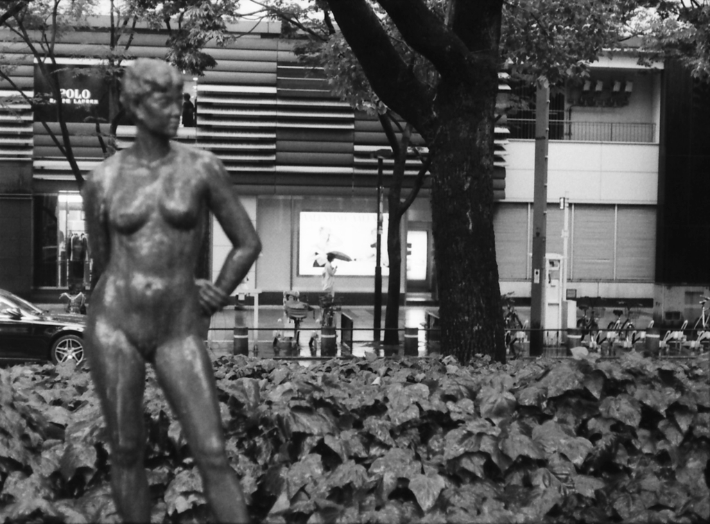 裸婦像のむこうに