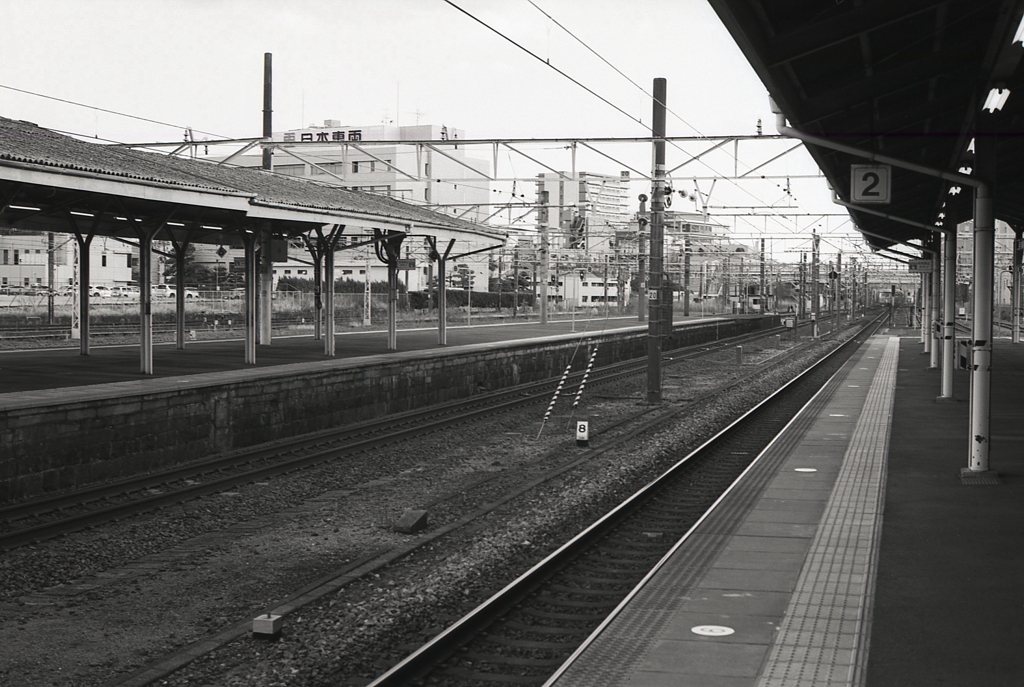 閑散とした熱田駅ホーム