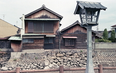 灯篭と石垣の家