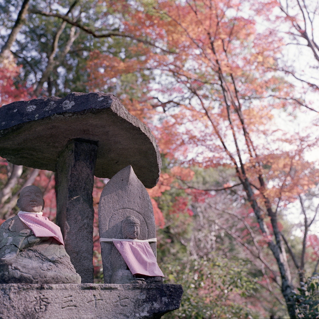 紅もみじの石傘地蔵