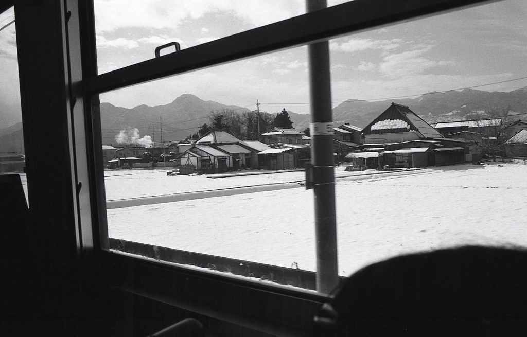 雪残る車窓の風景