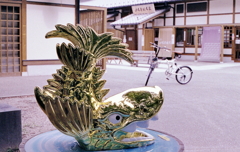 自転車に乗ってベルを鳴らし…金シャチ横丁