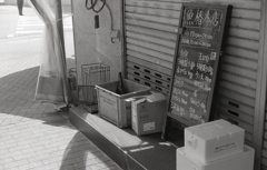 空瓶と看板
