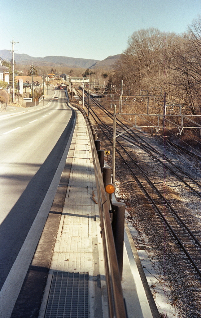 遠くに見えるしなの鉄道信濃追分駅