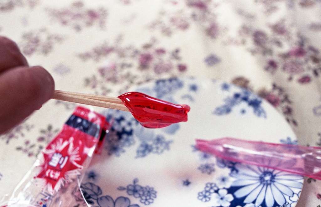 まずは割りばしに真っ赤な練り飴付けて…