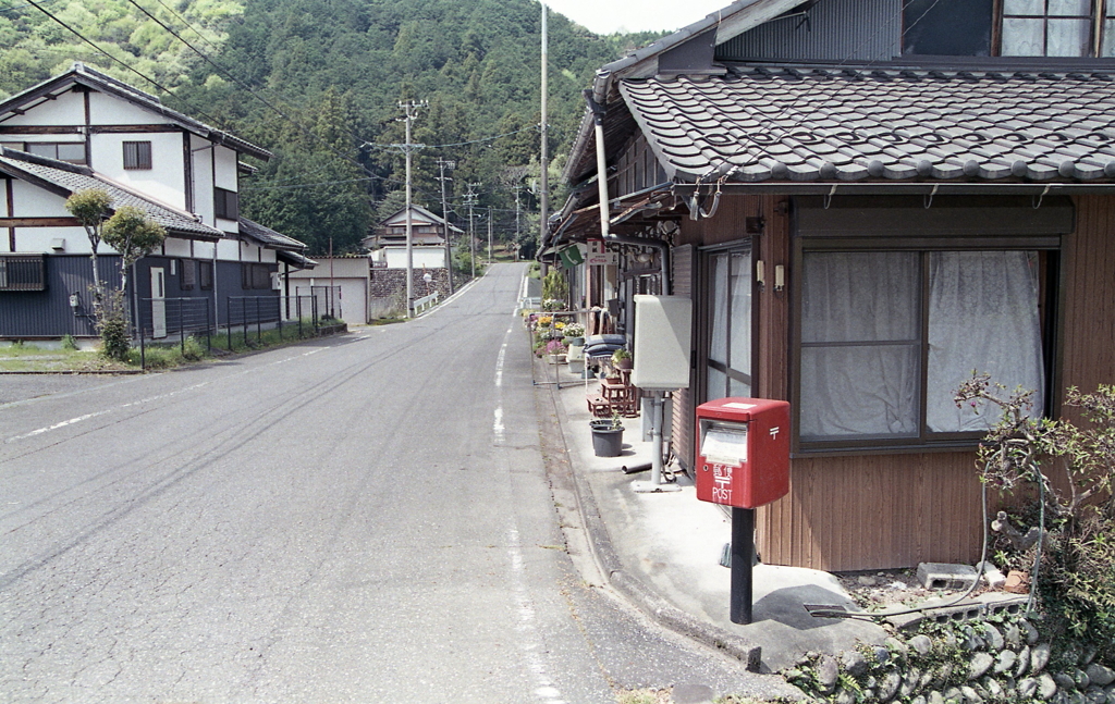 駅前の赤ポスト