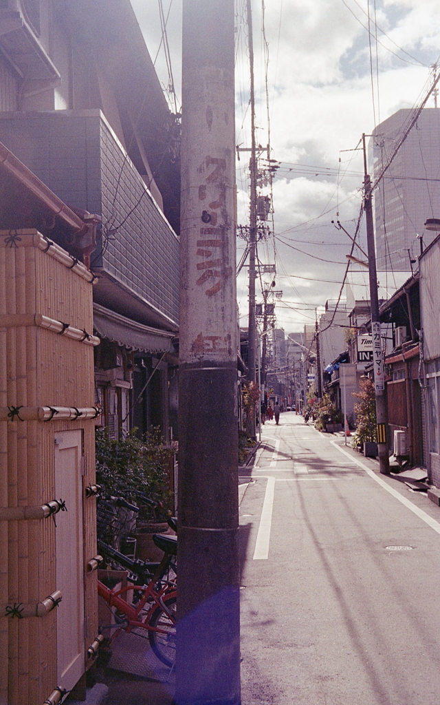 電信柱のかすれたクリーニング