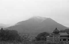 尾張山にかかる雨雲