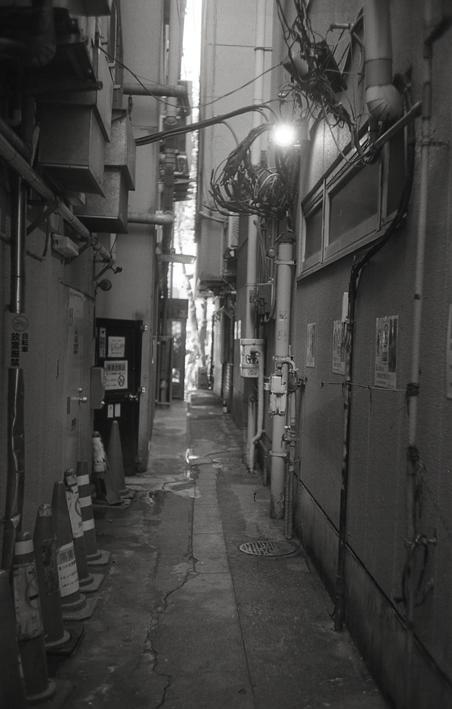 路地のワンショット！　～東京モノクロ