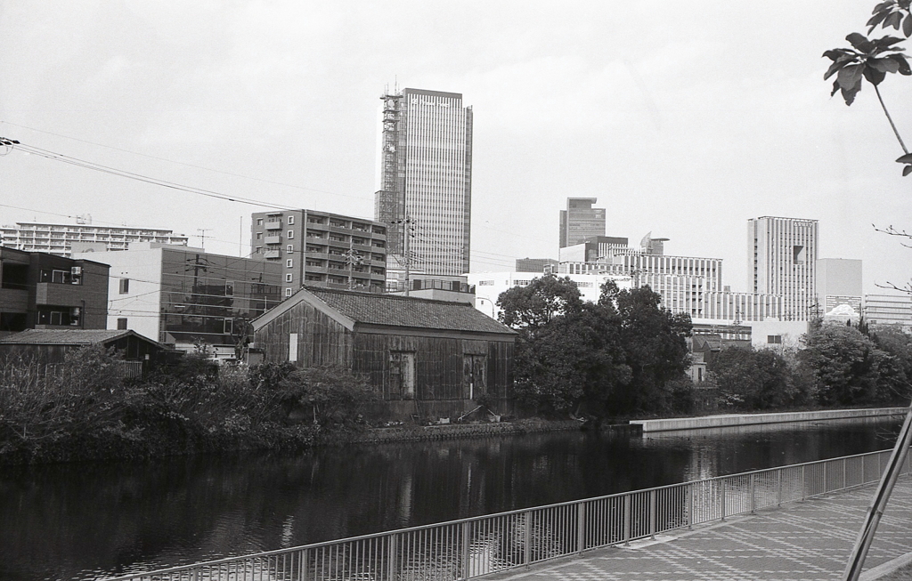 運河に残る昔ながらの瓦葺