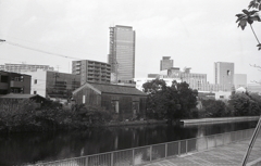 運河に残る昔ながらの瓦葺