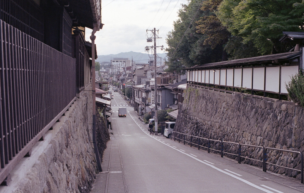 坂を下ると高山の城下町