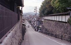 坂を下ると高山の城下町