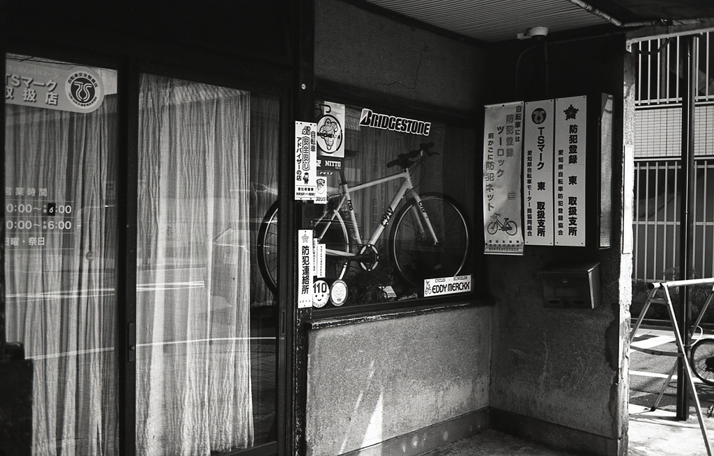 古い店舗に自転車が…