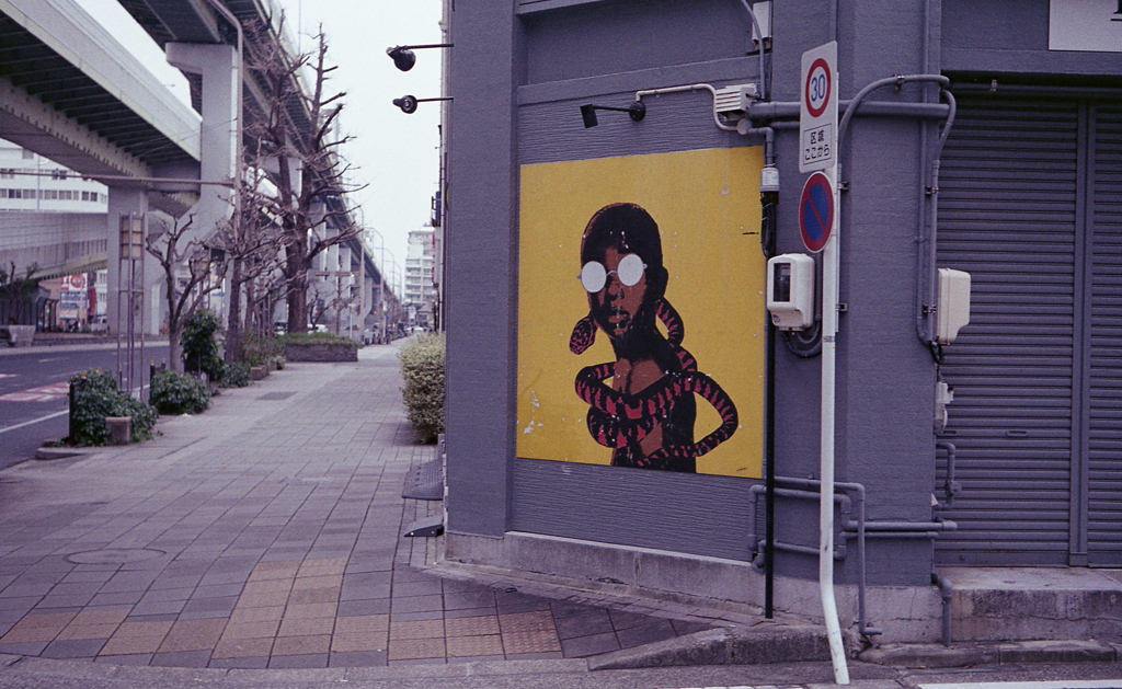 白壁町の街角には…