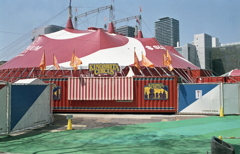 赤い大きなサーカステント