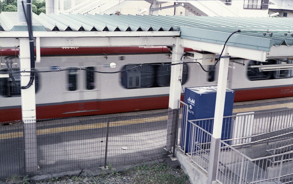 ホームを走り去る名鉄電車