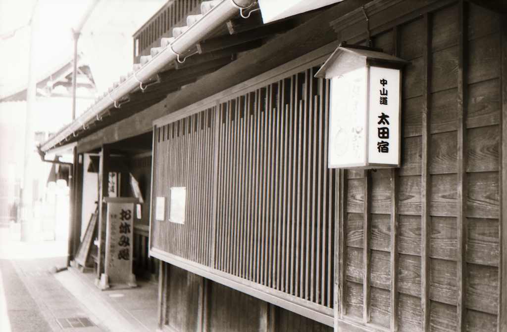 旧街道の格子窓