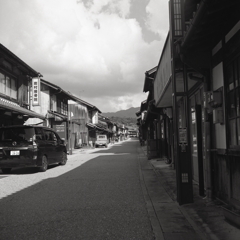 歩く人影ない岩村の旧街道